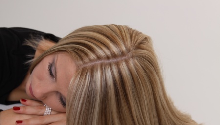 Features of highlighting on dark blond hair and the choice of suitable colors