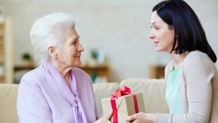 What to give a grandmother for 70 years?