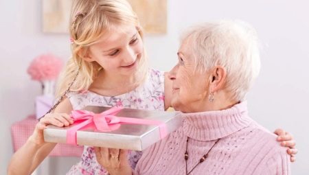 What to give a grandmother on the anniversary?