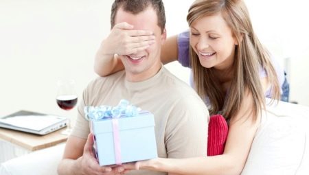 What to give your favorite guy for the anniversary of the relationship?