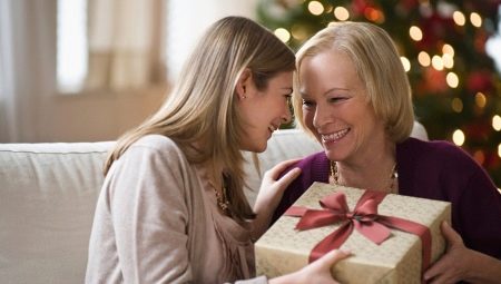 What to give your mom a guy for the New Year?