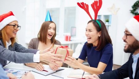 What to give to women colleagues for the New Year?