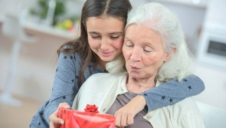 Gifts for the grandmother for 80 years: the best ideas and recommendations for choosing