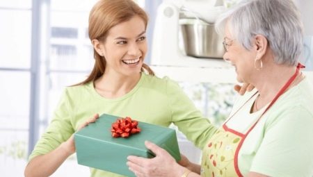 Gifts for mom on the anniversary: ​​what they can be and how to choose the appropriate option?