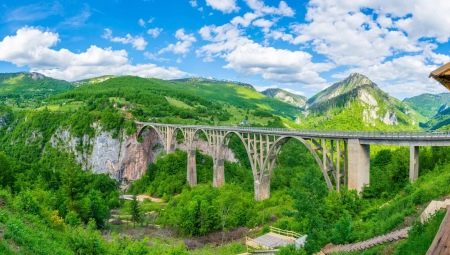 Dzhurdzhevicha Bridge: a description of where it is located and how to get there?