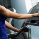 How to turn on the treadmill in the gym and adjust it?