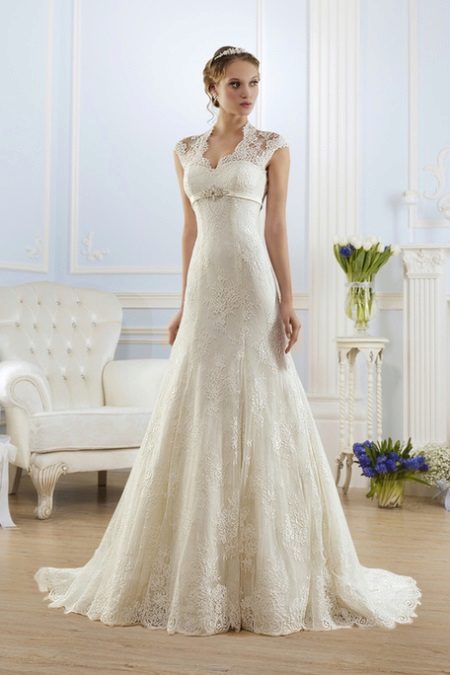 Wedding dress with vertical lines for small brides