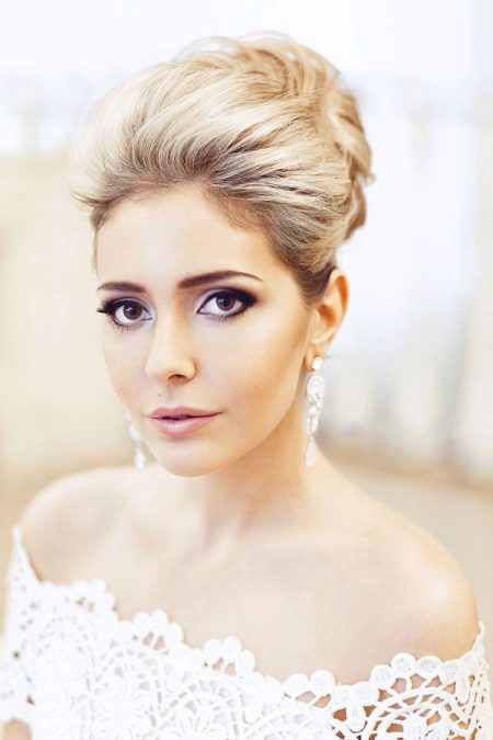 Hairstyle for a short bride for a wedding