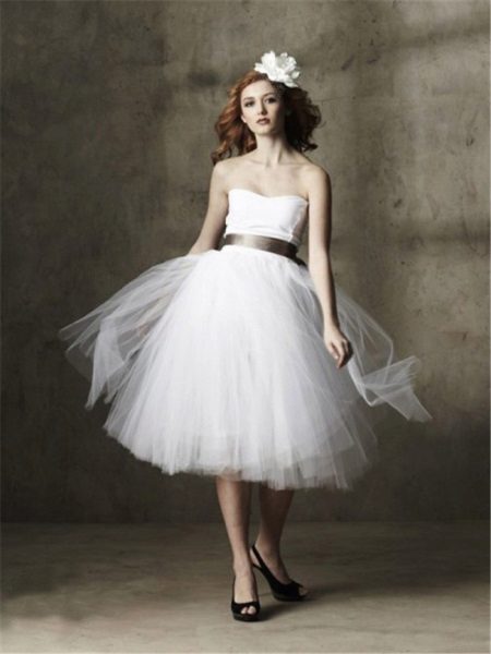 Short wedding dress from multi-layered chiffon