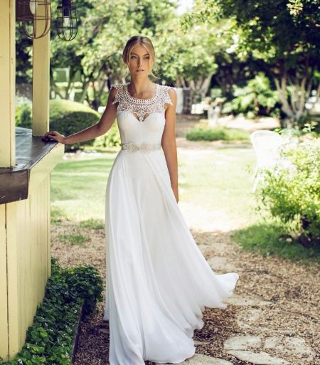 Wedding dress with openwork collar straight