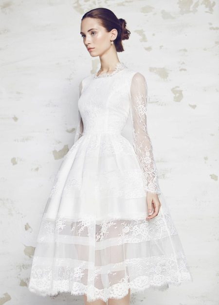 Wedding dress with short lace hands