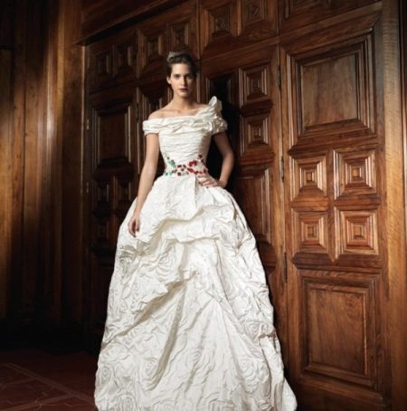 Wedding dress from Raimon Bundo