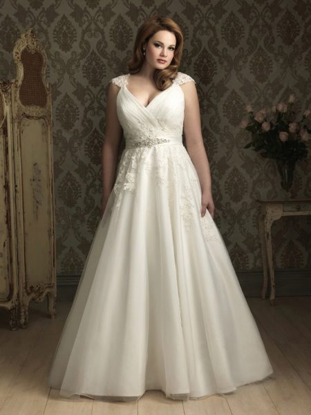 Wedding magnificent dress for brides with a figure an apple