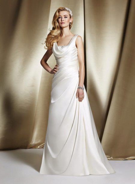 Wedding dress with a cut-out swing