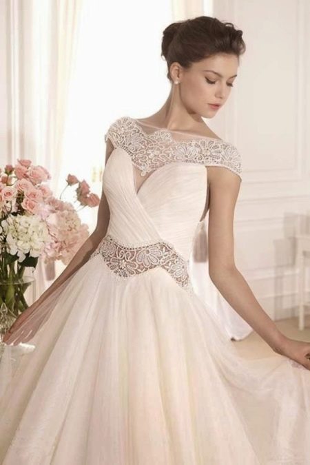 Wedding dress with closed shoulders