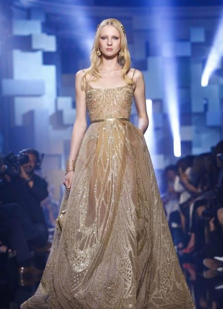 Elie Saab bézs bolyhos ruhája