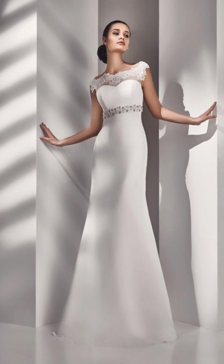 Wedding dress with a belt is not magnificent