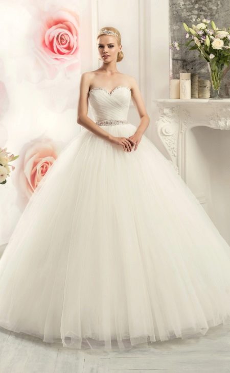 Az esküvői ruha a Naviblue Bridal BRILLIANCE gyűjteményének legszebb része