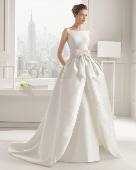 Wedding dress with a removable skirt