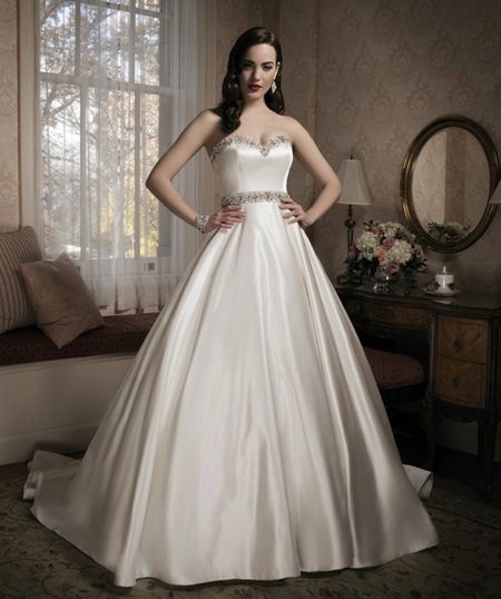 Wedding dress with a belt that repeats the finish