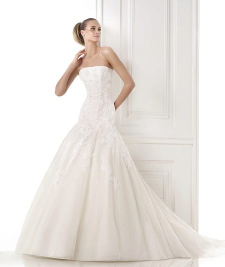 Wedding dress from the GLAMOR collection from Pronovias with low waist