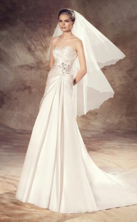 Wedding dress by Avenue Diagonal with train