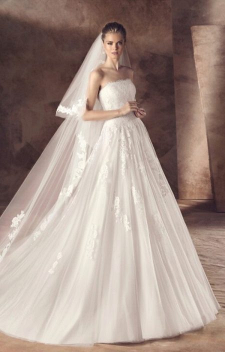 Wedding Dress by Avenue Diagonal