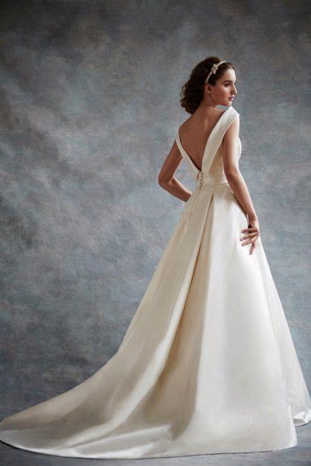 Wedding dress with a triangular neckline