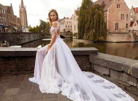 Fashionable wedding dress