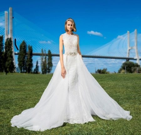 Wedding dress with a removable train