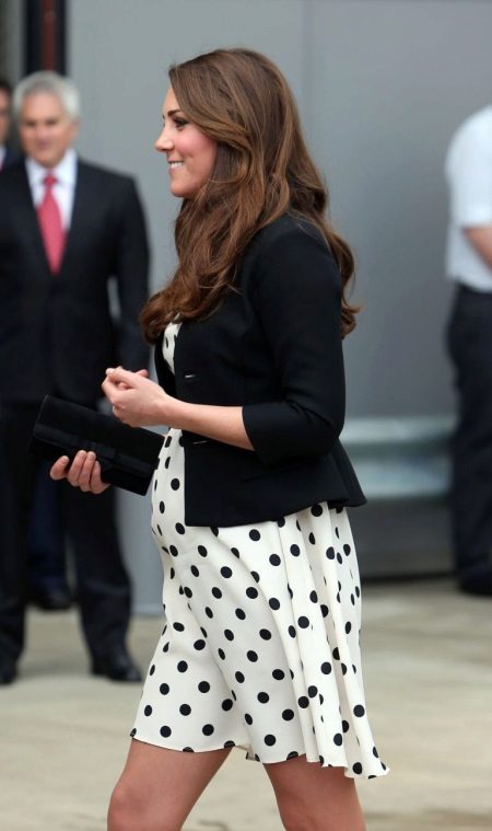 Fehér ruha a borsóban Kate Middleton