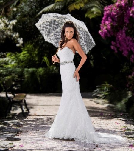 Guipure wedding dress with an umbrella