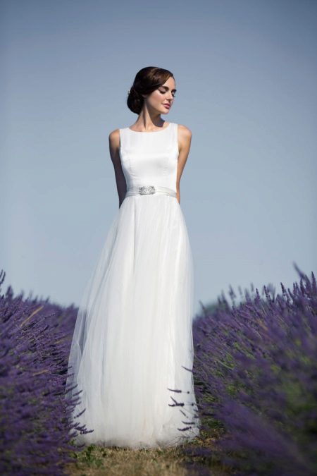 Wedding dress in the style of Audrey Hepburn to the floor