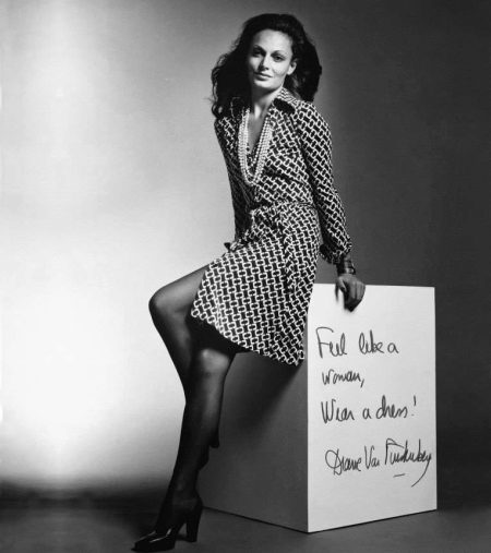 Diane von Furstenberg fürdőköpeny ruhában