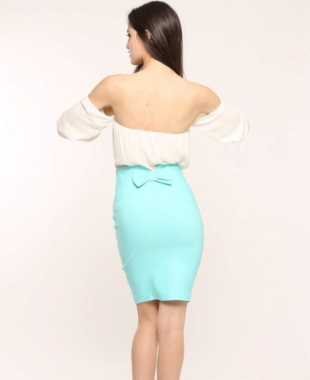 Bow skirt at the back